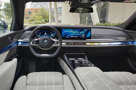 Interiér BMW 5 v豪 představující digitální displeje a luxusní materiály