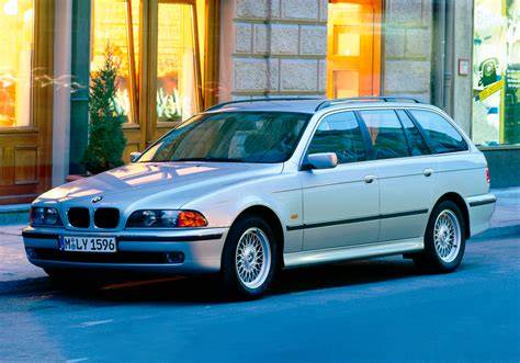 Infografika o výbavě BMW 530d Touring: 12 airbagů, adaptivní tempomat, LED světlomety, 2998 ccm, 230 kW