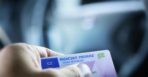 Infografika srovnávající náročnost získání řidičského průkazu C1 a C2