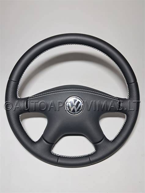 Schéma struktury koženého čtyřramenného volantu: věnec, ramena, kryt, airbag