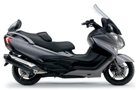 Infografika: Porovnání výbavy Suzuki Burgman 650 Executive vs. standardní verze