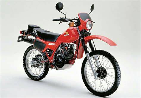 Obrázek znázorňující zadní tlumič a jeho umístění na Honda XL 200 R
