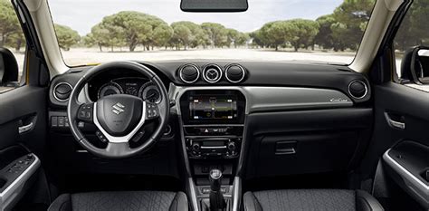 Interiér Suzuki Grand Vitara s přehlednou palubní deskou a prostorem pro posádku