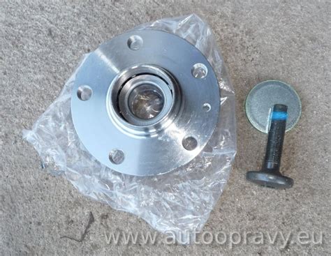 Detailní pohled na středový šroub zadního náboje