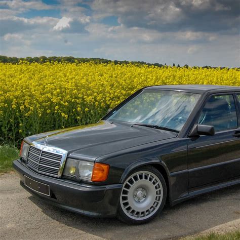 Infografika: Vývoj motorových verzí Mercedes W201 a klíčové milníky