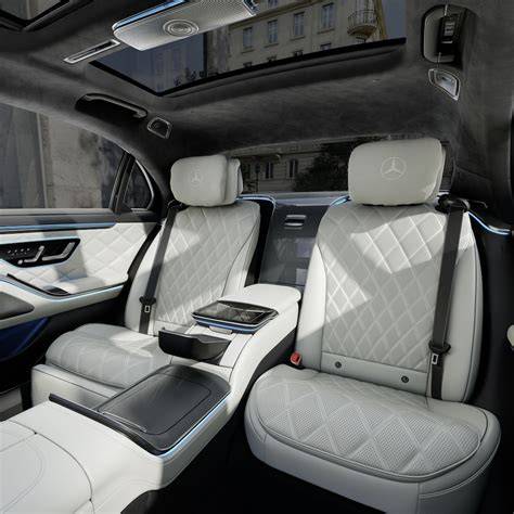 Interiér kabrioletu Mercedes-Benz s exkluzivní středovou konzolí