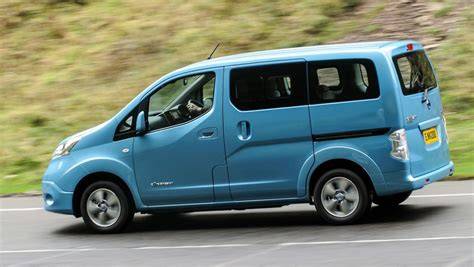 Infografika: Srovnání verzí NV200 Combi a Evalia (motor, výbava, spotřeba)