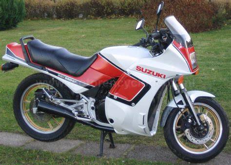 Infografika: schéma motoru Suzuki GSX 550 EF a rozdělení hlavních částí (píst, kliková hřídel, olejový filtr, regulátor napětí, těsnění).