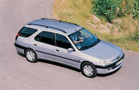Infografika: Přehled verzí Peugeot 306 Break a jejich technických parametrů