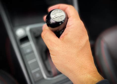Infografika: Jak probíhá výměna hlavice řadicí páky u Audi s vyznačením závitu M12