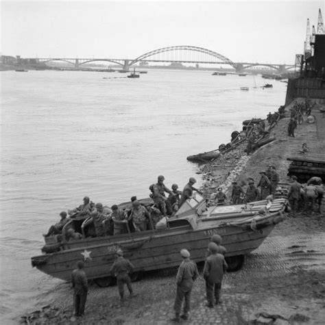 DUKW na břehu řeky Waal u Nijmegen, historická fotografie