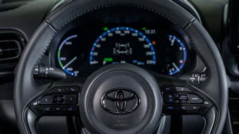 Přístrojová deska Toyota Yaris s oranžovým podsvícením