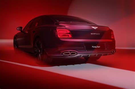Obrázek ukazující titanový koncový systém a označení Bentley i Akrapovič