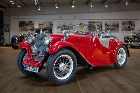 Dobová fotografie Fordu GT40 při závodě v Le Mans, s důrazem na jeho nízkou siluetu a aerodynamický tvar.