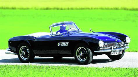 BMW 503 a 507 v popředí s historickým designem