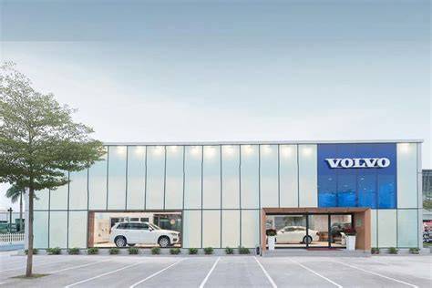 Volvo showroom a dílna propojené skleněnou stěnou