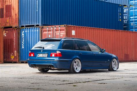 Ilustrační foto BMW E39 v různých karosářských variantách (sedan, touring)
