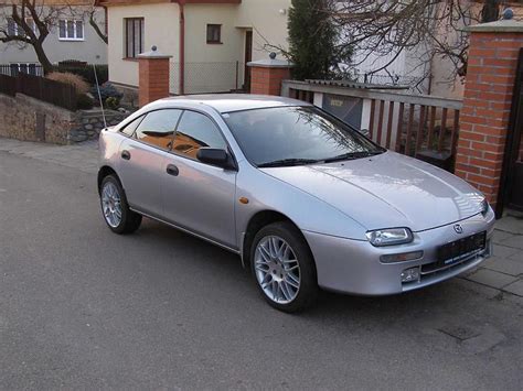 Infografika: Rozmístění startéru na mazda 323F BA a související komponenty