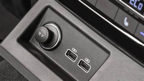 obrázek dvou USB portů v automobilovém adaptéru