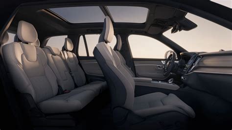 Interiér moderního vozu Volvo s důrazem na pohodlí a prostor