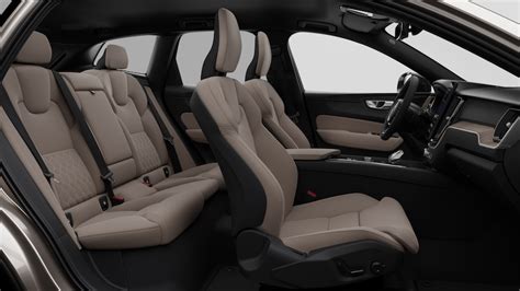 Detail zadní části interiéru Volvo XC60 s důrazem na zavazadlový prostor