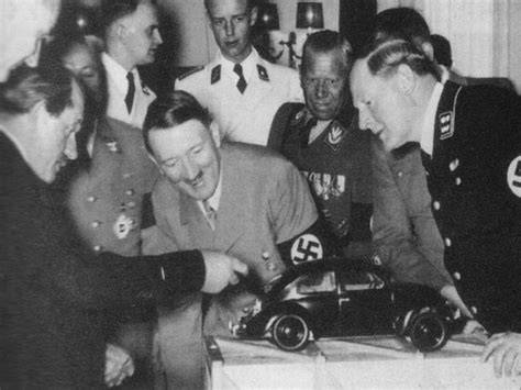 Infografika: vývoj a propojení osobností Hitler, Porsche a Ledwinka v historii lidového vozu