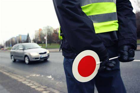 Infografika znázorňující, kdo může zastavit vozidlo a jaké doklady se vyžadují