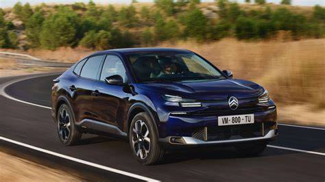 Obrázek: Technická schéma délky a rozvoru Citroën C4 a ë-C4 X