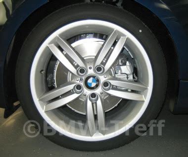Různé stylingy litých kol BMW R16 vystavené vedle sebe