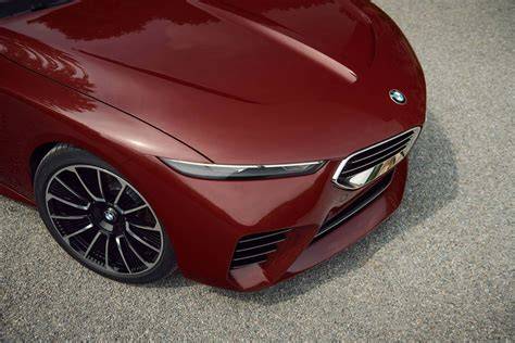 Infografika ukazující porovnání korekčních tužek (barvy, materiály, použití) v interiéru BMW