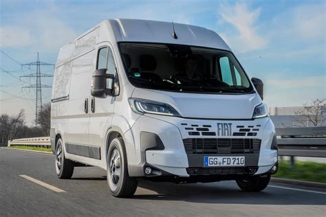 Ilustrační foto různých modelů Fiat Ducato