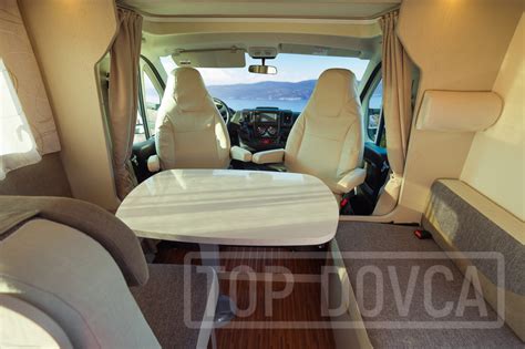 Interiér moderního obytného vozu na podvozku Fiat Ducato