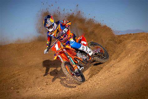 Infografika ukazující průchod výfukových plynů, tlumení, a optimalizaci průtoku pro KTM 350 SX-F