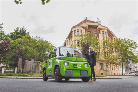 kompaktní citroën saxо v městském provozu