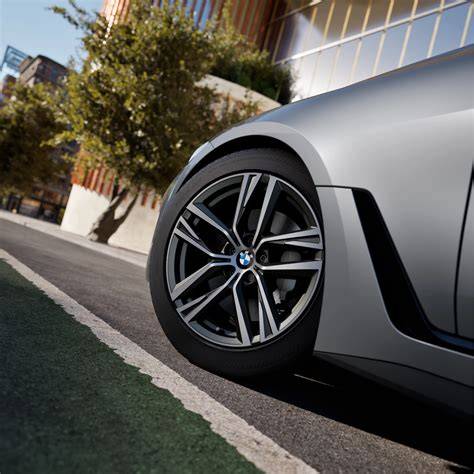 Infografika: srovnání rozměrů BMW řady 4 Coupé a řady 3