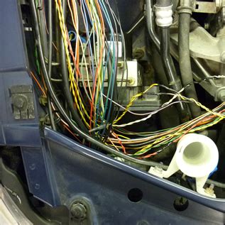 Detail opotřebené kabeláže v automobilu