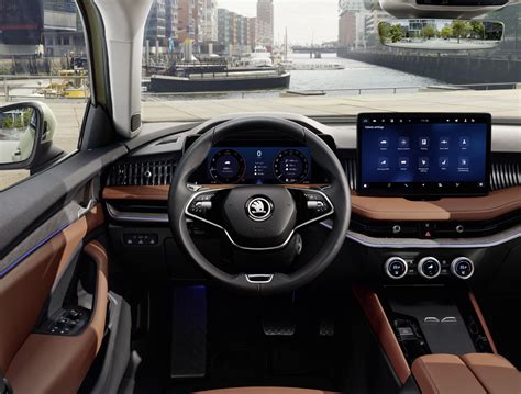 Interiér vozu Škoda Superb s moderní palubní deskou a velkým displejem infotainmentu