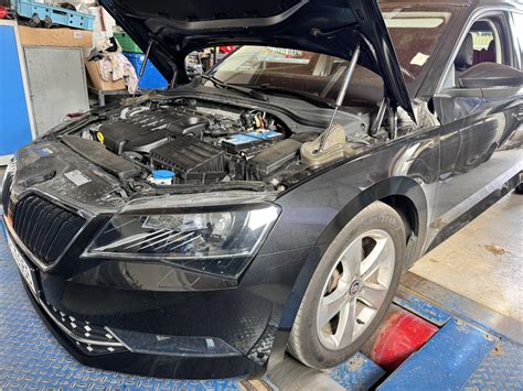 Detail motorového prostoru vozu Škoda Superb s motorem 2.0 TDI