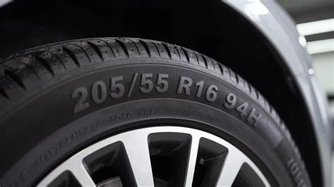Infografika: Porovnání rychlostního indexu, nosnosti a hlučnosti u zimních pneumatik 255/65 R16