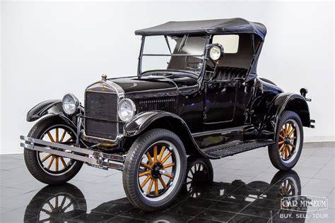 Obrázek ukazující kovové plátky a hotový model Ford Model T 1908/1910
