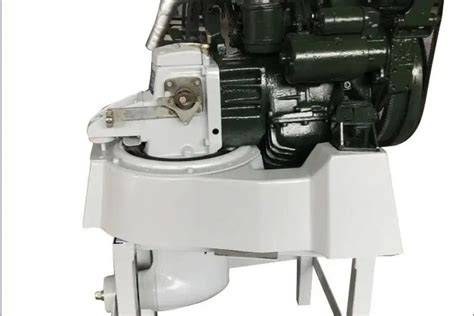 mechanik provádějící servis Volvo Penta motoru