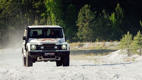 Detailní záběr na terénní pneumatiky a podvozek INEOS Grenadier