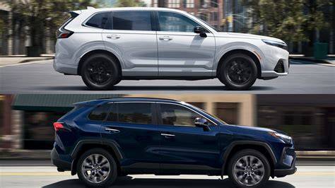 Infografika porovnání verzí RAV4 (třídveřová vs. pětidveřová, hybridní vs. dieselové)