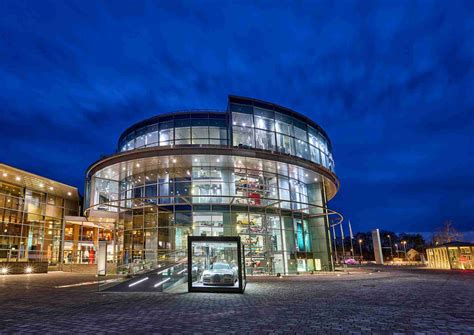 Obrázek kruhové budovy Audi Museum Mobile a expozic