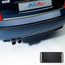 zadní část Volvo C30 s dvojitou koncovkou výfuku