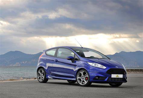 Infografika: Srovnání verzí Ford Fiesta Mk7 a ST (motor, výkon, převodovka, spotřeba)