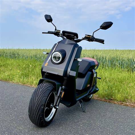 Infografika: PAS systém a jeho složení s elektromotorky pro každé kolo, 48V síť, 1100 Nm