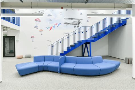 interiér Peugeotu 107 s akcentem na rychloměr