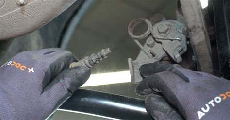 Aplikace lepidla na novou manžetu ruční brzdy