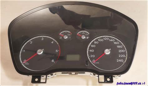 Detailní pohled na přístrojovou desku VW Polo s vyznačeným tlačítkem pro reset